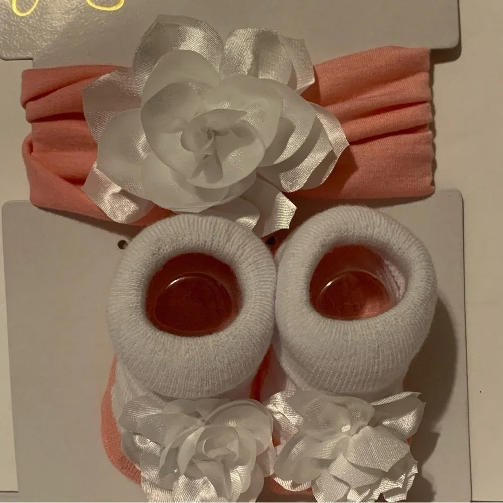 NWT. Jessica Simpson Infant Booties and Headband Set